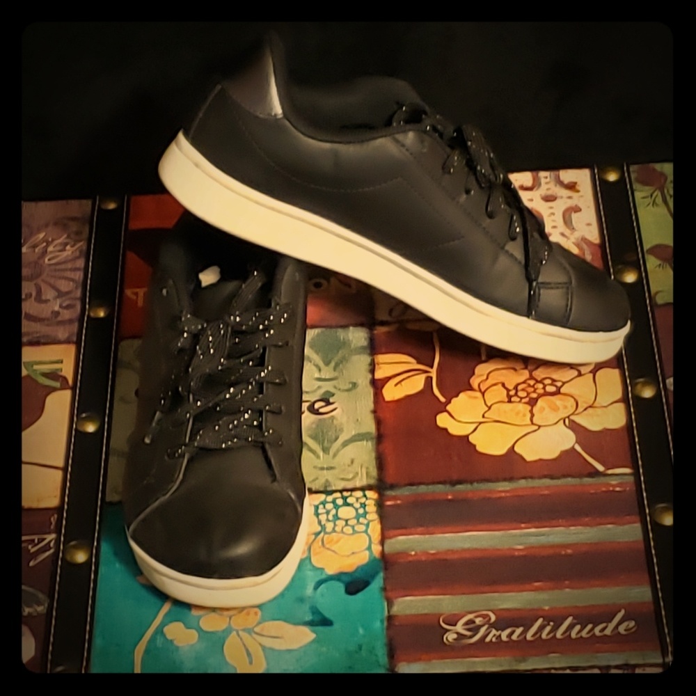 Women's Black memory foam tennis shoes